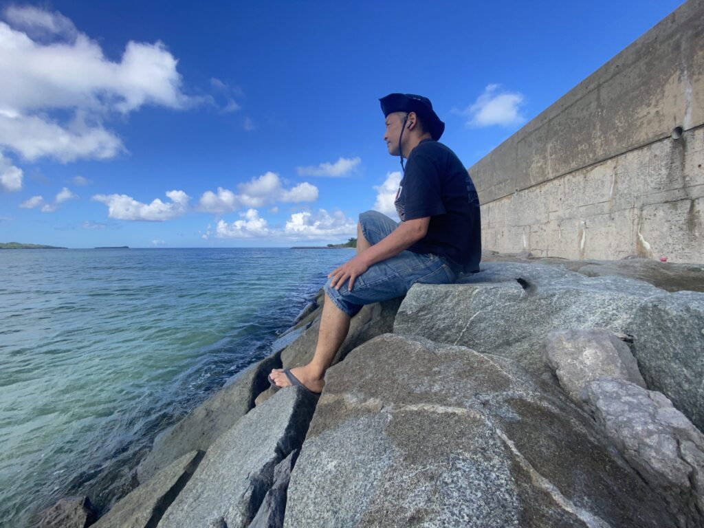 海を眺める画像