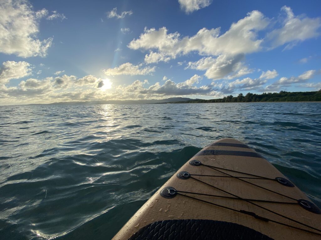 島でsupをしている画像。島でのんびりする