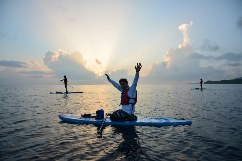 リゾバ先の友人と海でsupをしている画像
