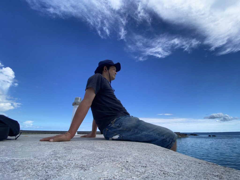 リゾバの合間に海を眺める男性